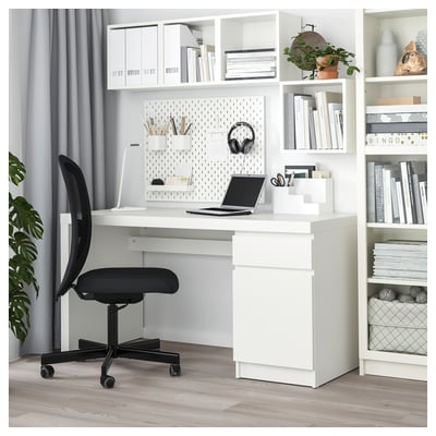 Scrivania ikea MALM bianca, design minimalista, forma rettangolare, con cassetto per riporre gli oggetti.