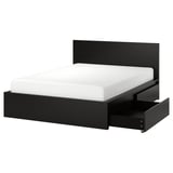 Letto MALM nero con materasso bianco, struttura in legno, design elegante, cassetti portaoggetti.