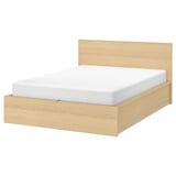 Letto MALM in legno chiaro con materasso bianco; Design semplice e moderno.