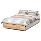 MANDAL letto moderno bianco, lenzuola a righe, base in legno.