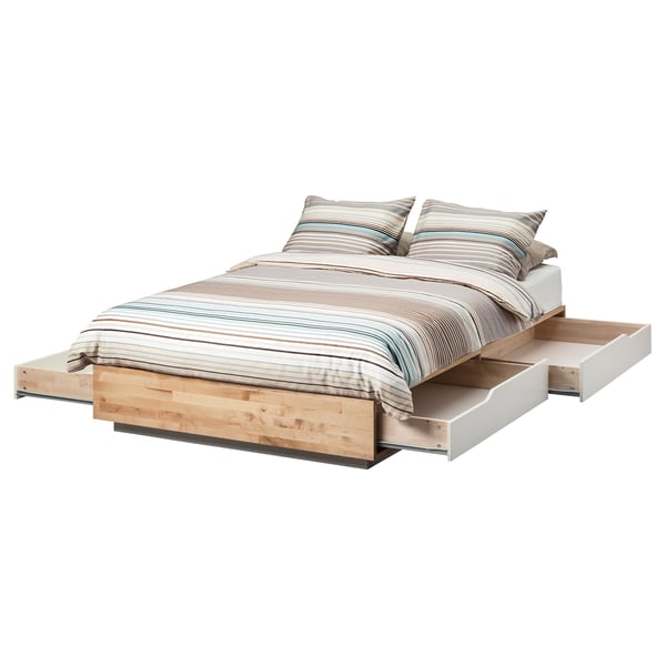 Un giroletto basso in legno con due cassetti portaoggetti aperti. Include rete a doghe, materasso non incluso.
