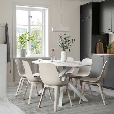 Moderna sala da pranzo con tavolo, 4 sedie e piante.