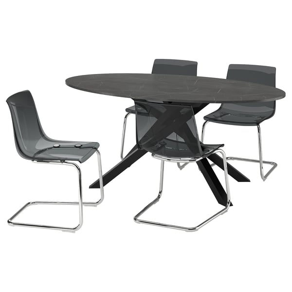 Moderno set da pranzo nero con tavolo ovale e quattro sedie a sbalzo. Superfici eleganti e temperate e telai in acciaio.