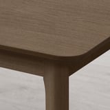 Primo piano dei tavoli MELLANSEL elegante, struttura con venature del legno scuro e bordo liscio e arrotondato, che ne mette in mostra la qualità e il design.