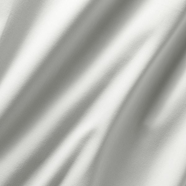 Primo piano di tende morbide e oscuranti con trama intricata, che mostrano un tessuto di qualità.