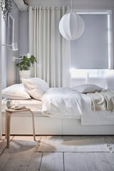 Camera da letto minimalista con tende, letto e tavolino bianchi MERETE. Pianta.