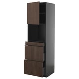 Moderno mobile da cucina marrone scuro, alto ed elegante con cassetti e ripiano aperto.