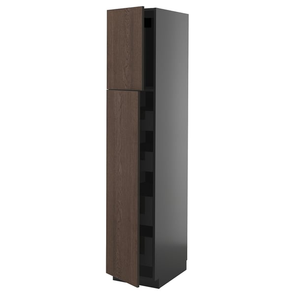 Mobile da cucina alto moderno in marrone scuro e nero con ante in legno.