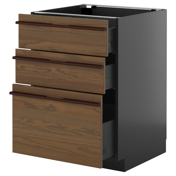 Moderno mobile da cucina in frassino tinto marrone scuro con tre cassetti in legno e maniglie in metallo.
