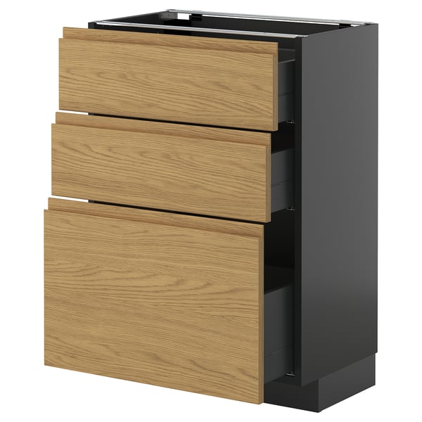 Cucina moderna con tre cassetti in legno e base nera, finitura rovere, design elegante e minimalista.