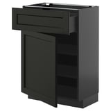 Mobile da cucina METOD nero con cassetto aperto, dotato di ante e frontali in legno, struttura robusta e ripiano regolabile.