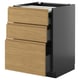 Un mobile da cucina ikea METOD con cassetti voxtorp effetto rovere e struttura grigio scuro, con tre cassetti.