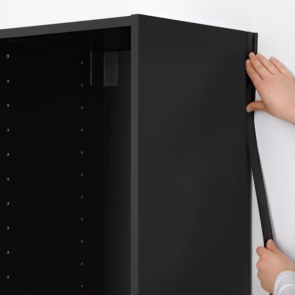 Installazione del rivestimento nero dell'armadio