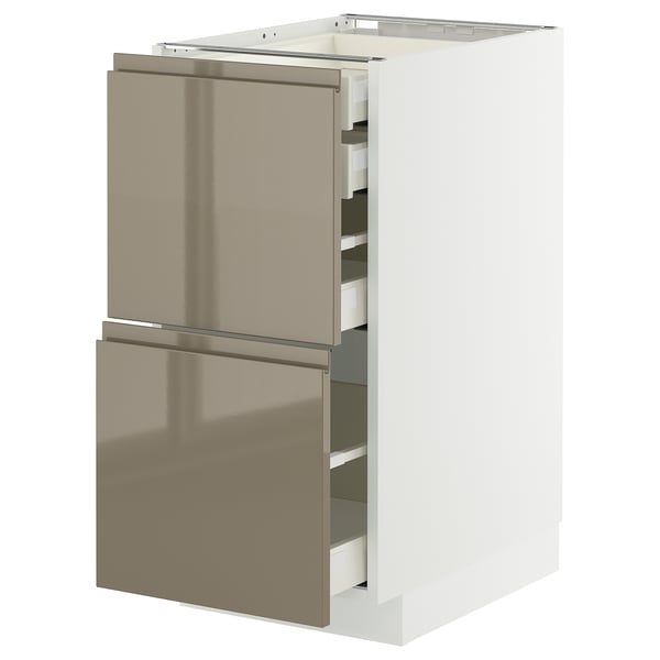 Mobile da cucina moderno con eleganti cassetti lucidi grigio-marrone scuro e maniglie integrate su base bianca. Cassetti multipli con scorrimento regolare.