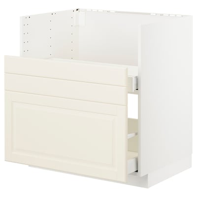 Un set di mobili da cucina METOD bianco con bordi smussati bianco sporco. Include una base per forno/lavello e più cassetti per la conservazione.