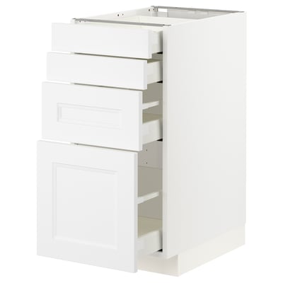 Un mobile da cucina METOD bianco con più cassetti e ripiani, che combina elementi di design moderni e tradizionali.