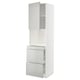 Moderno armadio bianco con cassetti e ante grigio chiaro, design elegante.