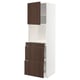 Un moderno mobile da cucina METOD bianco con finiture in legno sinarp marrone scuro e cassetti. E 'armadi e cassetti multipli per la conservazione.