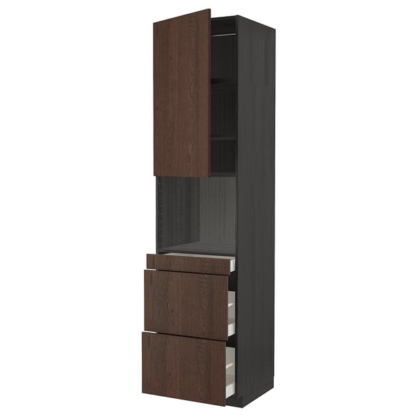 Un mobile da cucina METOD marrone scuro con cassetti e ripiani. Il design liscio e verticale include bordi in rovere massiccio.