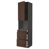 Un mobile da cucina METOD marrone scuro con cassetti e ripiani. Il design liscio e verticale include bordi in rovere massiccio.