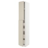 Un elegante mobile da cucina beige del sistema METOD. Ha un design rettangolare liscio e alto con sei porte e un'estetica moderna e pulita.