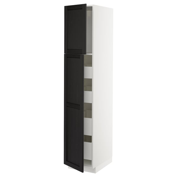Armadio bianco alto con ante in legno scuro, scaffali aperti a vista. Cucina moderna.