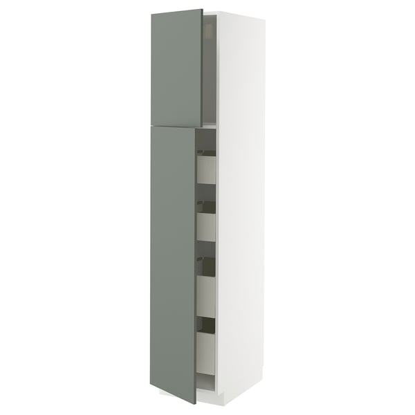 Moderno mobile da cucina bianco con ante grigio-verdi e ripiani multipli.