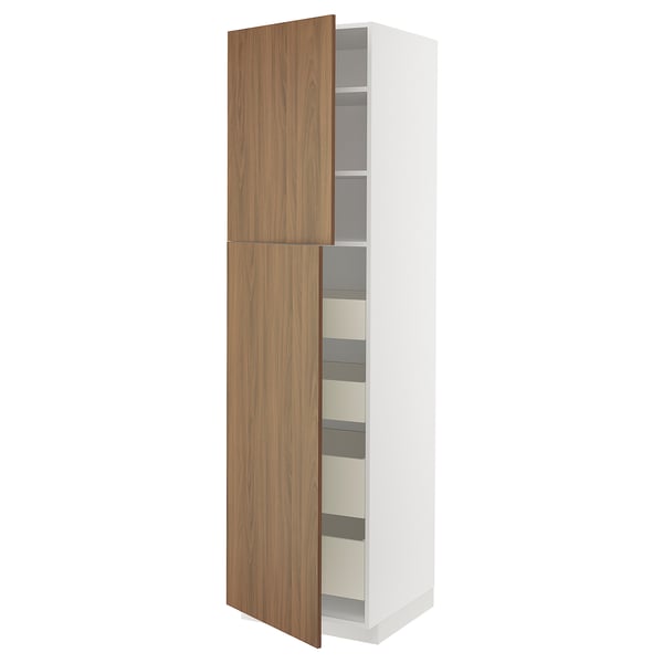 Un mobile da cucina METOD bianco con due ante in legno aperte che rivelano gli scaffali all'interno.