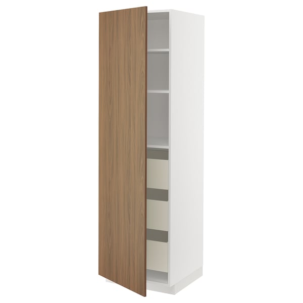 Un mobile da cucina METOD con un corpo alto e bianco e un'unica anta in legno caratterizzata da un aspetto elegante e moderno in noce.