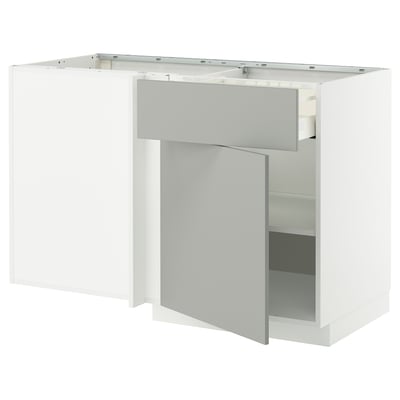 Set di mobili da cucina bianchi moderni, frontali in legno grigio chiaro, design elegante.