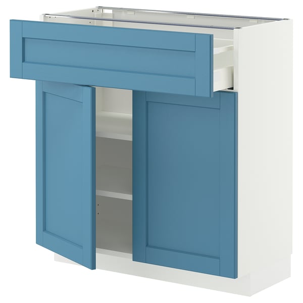 Un mobile da cucina IKEA METOD azzurro con due ante, un cassetto e ripiani. L'armadio è rettangolare e ha un design moderno.