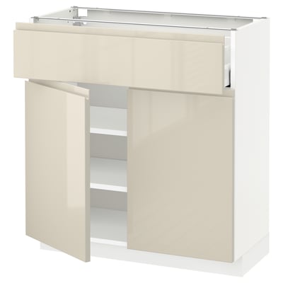 Moderno mobile da cucina beige con lucido. Un ripiano aperto e due cassetti chiusi, design senza soluzione di continuità.