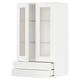 Set di mobili da cucina bianchi con ante in vetro, cassetti lisci e maniglie metalliche.
