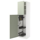 Mobili da cucina METOD con ante verde scuro. L'armadietto bianco è aperto e rivela organizer estraibili e ripiani in metallo.