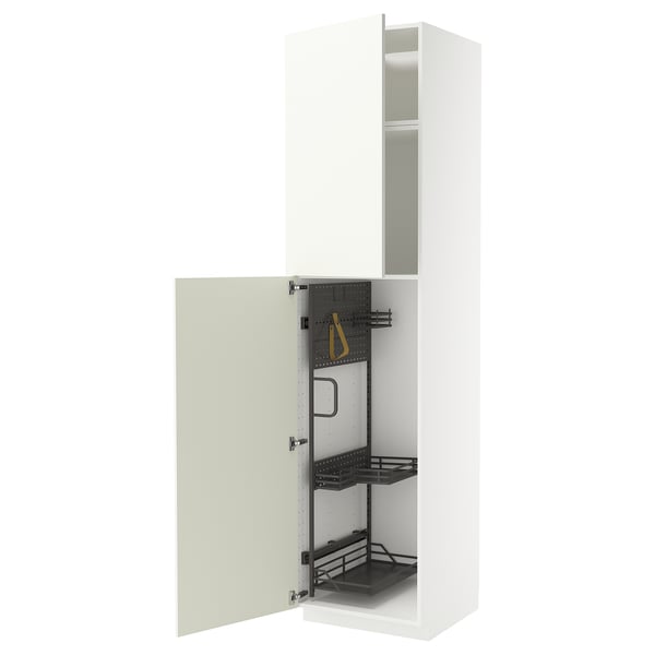 Un mobile da cucina METOD bianco con un'anta aperta, che rivela diversi ripiani estraibili e organizer neri.