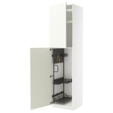 Un mobile da cucina METOD bianco con un'anta aperta, che rivela diversi ripiani estraibili e organizer neri.