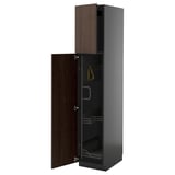 Moderno mobile in legno marrone scuro con anta aperta, forma stretta, cerniere in metallo e ripiani estraibili.