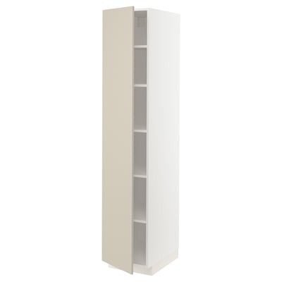 Un mobile da cucina METOD alto e beige con tre ripiani e cerniere regolabili, che offre ampio spazio di archiviazione e un design elegante.