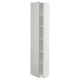 Un mobile da cucina METOD bianco alto con tre ripiani, dal design elegante e moderno, perfetto per lo stoccaggio.