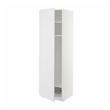 Un mobile da cucina ikea METOD bianco con anta aperta, ripiani interni rivelatori e cestello in filo metallico.