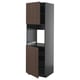 Moderno mobile da cucina alto, grigio e marrone, ante in legno, ripiani regolabili.