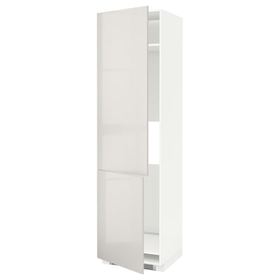 Un mobile bianco lucido con due ante. È alto e snello, con un design moderno e ripiani regolabili.