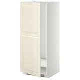 Mobile da cucina METOD di colore bianco sporco con bordi smussati, caratterizzato da una forma alta e rettangolare con ripiani regolabili e cerniere nichelate.
