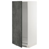 Armadio da cucina moderno con elegante porta a battente, cornici bianche, porte in cemento grigio.