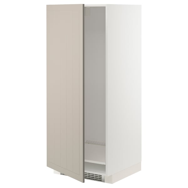 Un mobile da cucina METOD beige. Ha una forma alta e rettangolare con un'anta leggermente aperta, che rivela i ripiani all'interno.