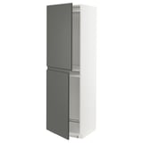 Moderno mobile da cucina alto in bianco e grigio scuro con maniglie eleganti e ripiani regolabili.