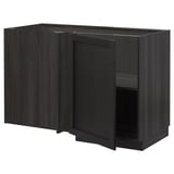 Mobili da cucina a forma di L in legno scuro con un'anta aperta, che mostra uno scaffale all'interno. Design moderno con finitura nera.