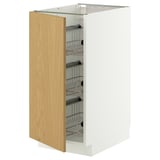 Un mobile da cucina METOD bianco con anta in legno e ripiani in filo metallico. La porta è aperta, rivelando il vano interno.