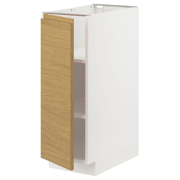 Un mobile da cucina METOD bianco con frontale in rovere chiaro e maniglie integrate, caratterizzato da un design minimalista e caldo.