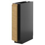 Un mobile da cucina moderno, alto e grigio con un'anta in legno chiaro e un design minimalista.